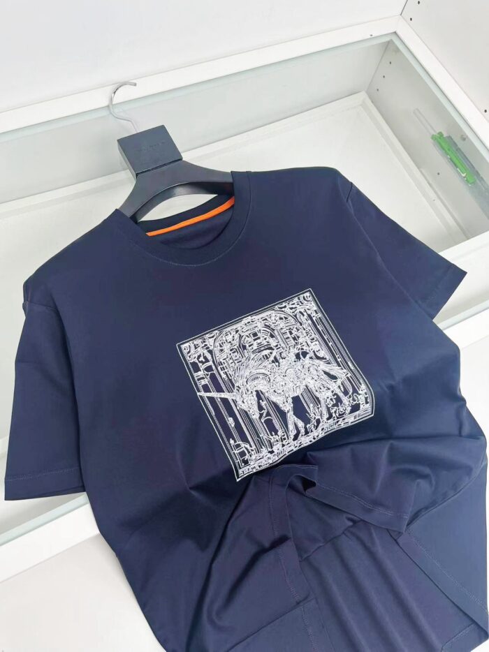 Maglietta navy con grafica artistica centrale, stile classico e look versatile per ogni occasione.