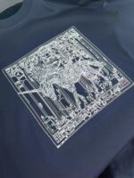 Maglietta navy con design di unicorno e dettagli fantastici, perfetta per uno stile creativo e casual.