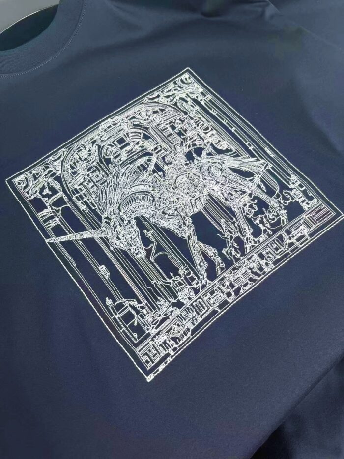 Maglietta navy con design di unicorno e dettagli fantastici, perfetta per uno stile creativo e casual.