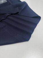 Tessuto navy blu elegante e versatile, perfetto per abbigliamento di qualità e stile sofisticato.