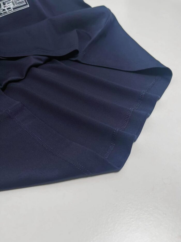 Tessuto navy blu elegante e versatile, perfetto per abbigliamento di qualità e stile sofisticato.