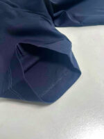 Manica navy in tessuto morbido, elegante e di qualità, perfetta per ogni occasione.