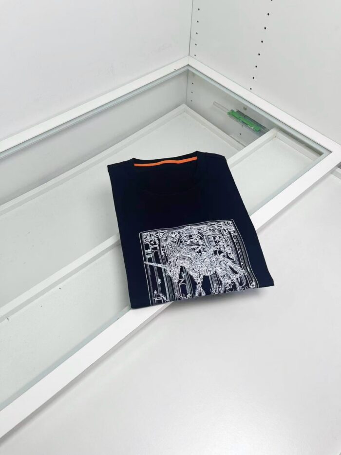 Maglietta nera con grafica bianca, stile minimalista e dettagli colorati, ideale per look moderni.