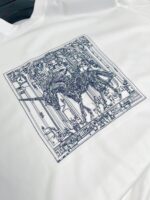 Maglietta bianca con cavallo fantastico e dettagli architettonici in blu scuro.