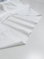 Camicia bianca elegante, versatile e di alta qualità, perfetta per ogni occasione formale o casual.