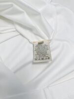Maglietta bianca leggera con etichetta di cura, disponibile per stile casual e sportivo.