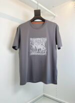 Maglietta grigia con grafica moderna, stile casual e design minimalista su sfondo neutro.