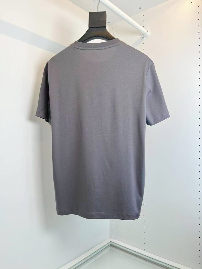 Maglietta grigia casual senza logo, maniche corte, semplice e versatile, pronta da indossare.