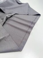 Tessuto grigio di alta qualità per abbigliamento elegante, morbido e ben rifinito.
