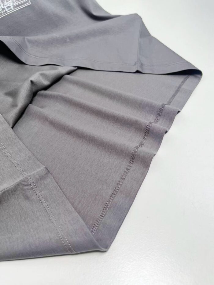 Tessuto grigio di alta qualità per abbigliamento elegante, morbido e ben rifinito.