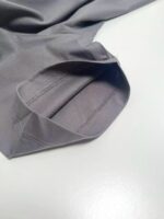 Cappuccio di camicia grigia, tessuto morbido con cuciture precise e stile elegante.