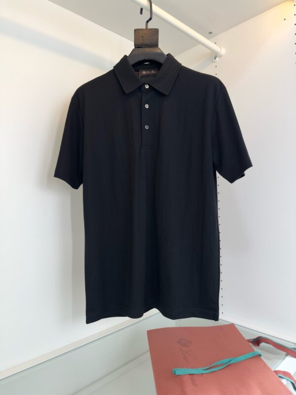 Maglietta polo nera classica in cotone, elegante e versatile per ogni occasione.