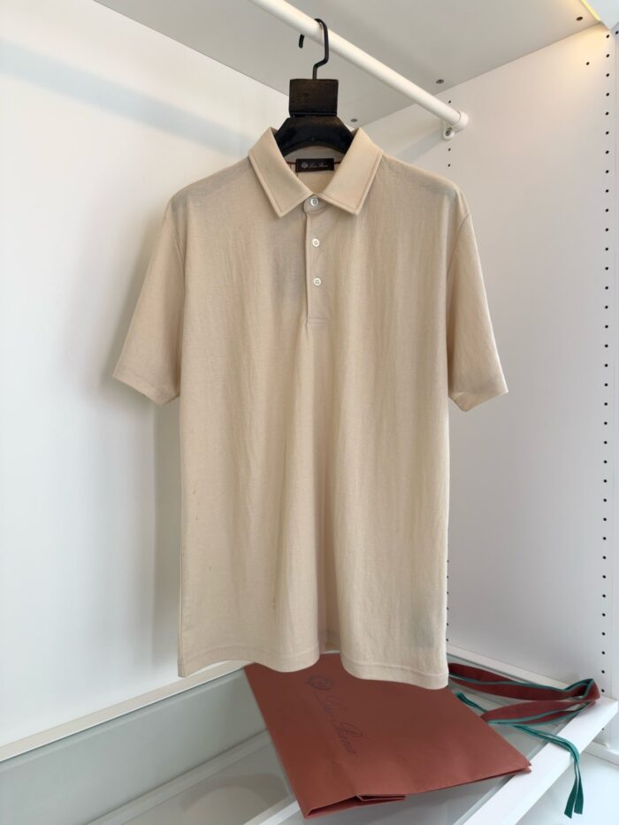 Maglietta polo beige elegante, ideale per un look moderno e versatile in boutique.