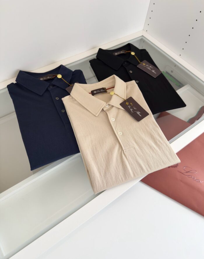Magliette polo neutre in negozio moderno con tag e stile casual elegante.