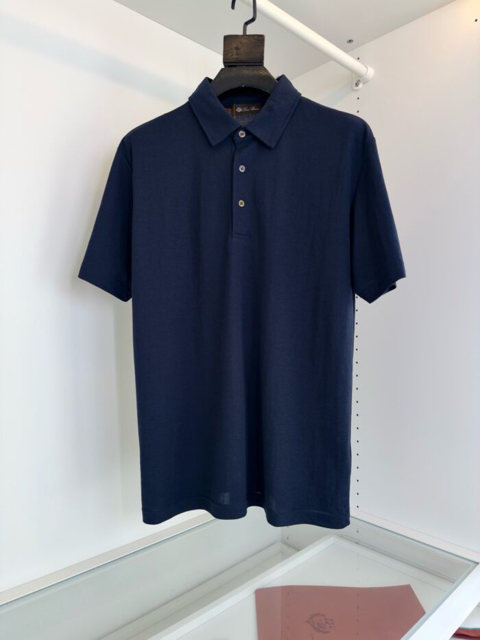 Maglietta polo blu navy elegante, versatile e di alta qualità, perfetta per ogni occasione.