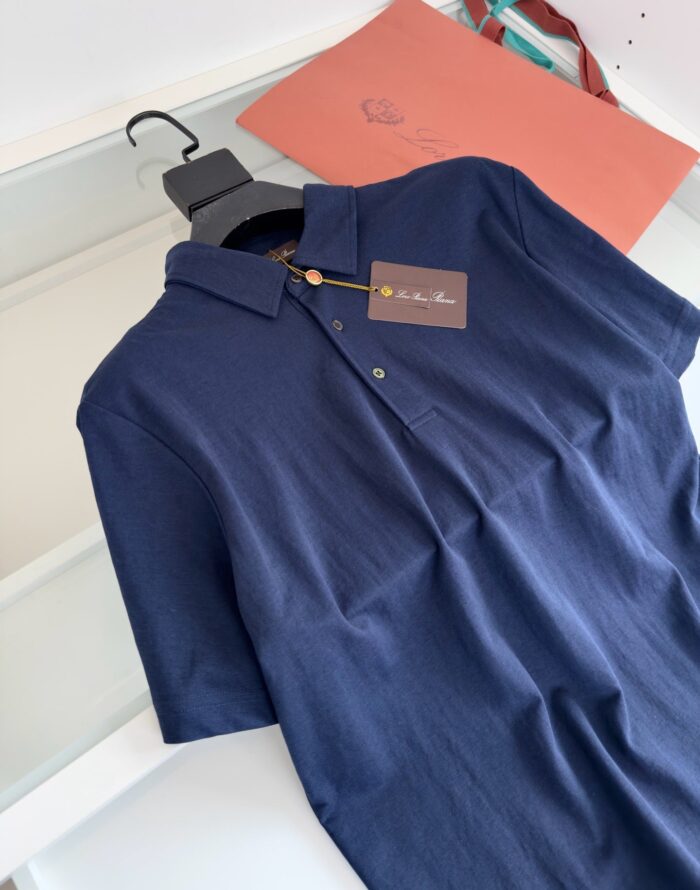 Maglia polo navy elegante, confortevole e versatile, perfetta per ogni occasione.
