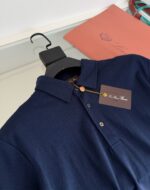 Maglietta polo navy elegante con etichetta, perfetta stile casual e formale, alta qualità.