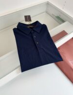 Maglietta polo navy in esposizione, elegante e ben presentata in vetrina di alta qualità.