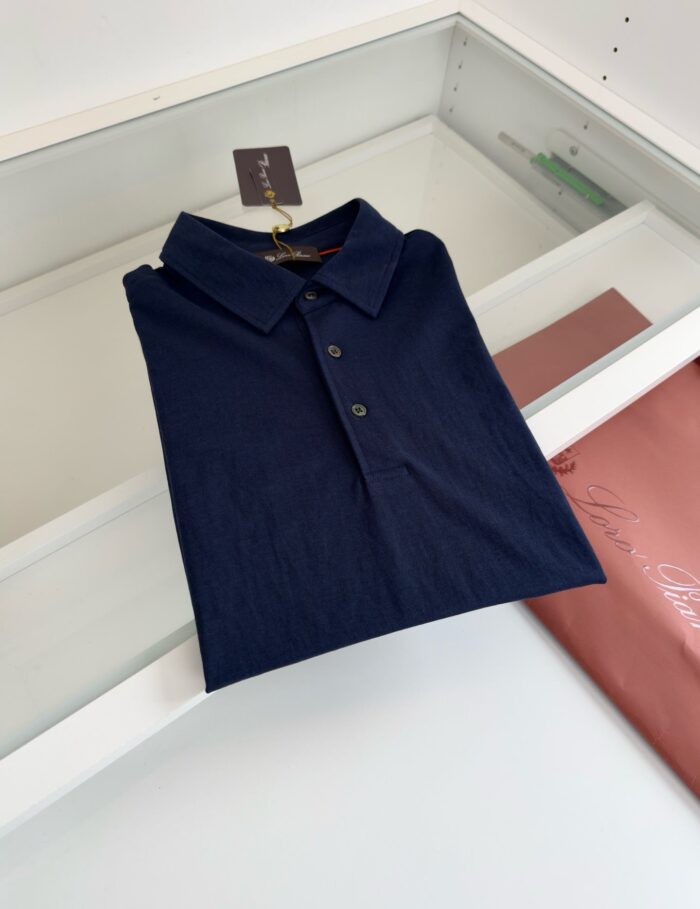 Maglietta polo navy in esposizione, elegante e ben presentata in vetrina di alta qualità.