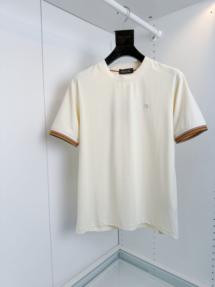 T-shirt bianca casual con dettagli a righe color terracotta e logo discreto elegante.