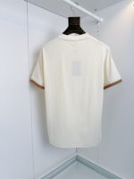 Maglietta beige corta con dettaglio a contrasto, stile minimalista e versatile.