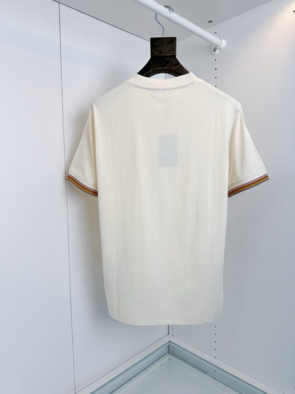 Maglietta beige corta con dettaglio a contrasto, stile minimalista e versatile.