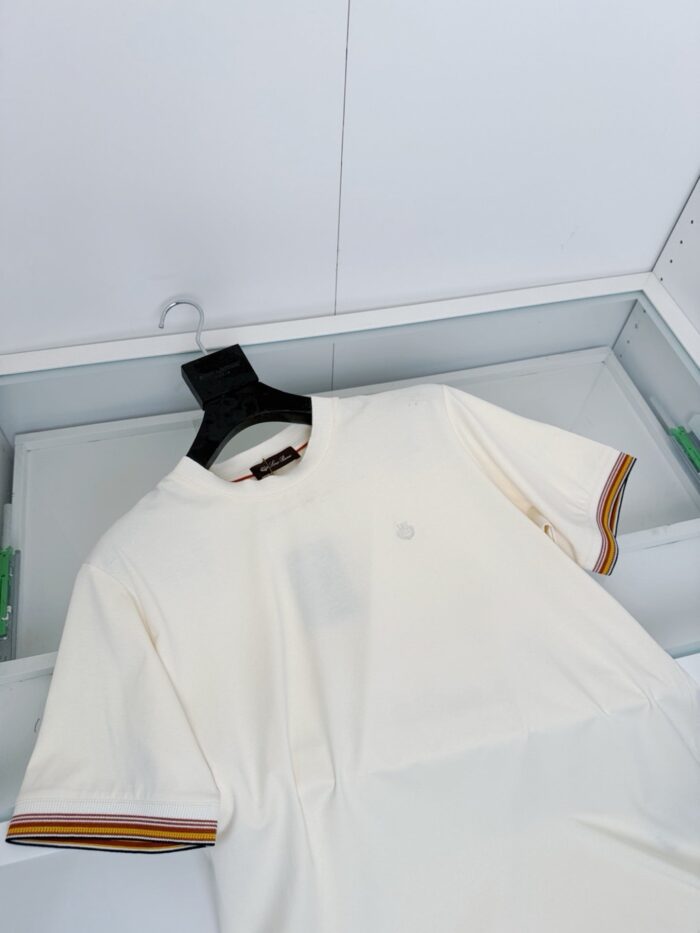 T-shirt bianca con dettagli colorati e logo minimale, perfetta per stile casual e moderno.