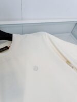 Camicia bianca minimalista con logo discreto, stile semplice e versatile per ogni look casual.