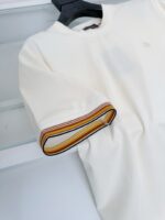T-shirt minimalista con dettaglio a margine colorato e logo discreto sul colletto elegante.