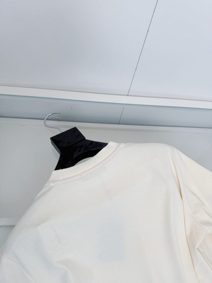 Camicia bianca minimalista su appendiabiti moderno, stile semplice ed elegante per look casual.