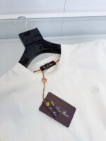 Camicia bianca di alta qualità su appendiabiti moderno in boutique elegante, logo discreto e dettaglio raffinato