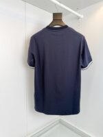 Maglietta polo navy blu con rifiniture a contrasto, stile elegante e versatile.