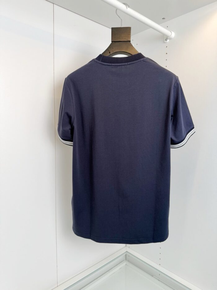 Maglietta polo navy blu con rifiniture a contrasto, stile elegante e versatile.