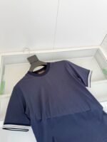 Maglietta navy blue casual con fili a contrasto e dettagli sportivi semplici.