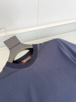 T-shirt navy casual con logo discreto, morbida e versatile, perfetta per ogni occasione.