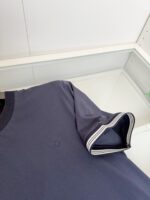 Camicia navy blu con risvolto a righe e logo sottile, stile casual ed elegante.
