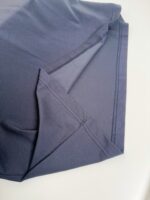 Tessuto navy di alta qualità con cuciture precise e finitura elegante, ideale per abbigliamento sofisticato.
