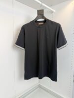 T-shirt nera uomo con strisce bianche sportive, stile minimalista e vestibilità comoda.