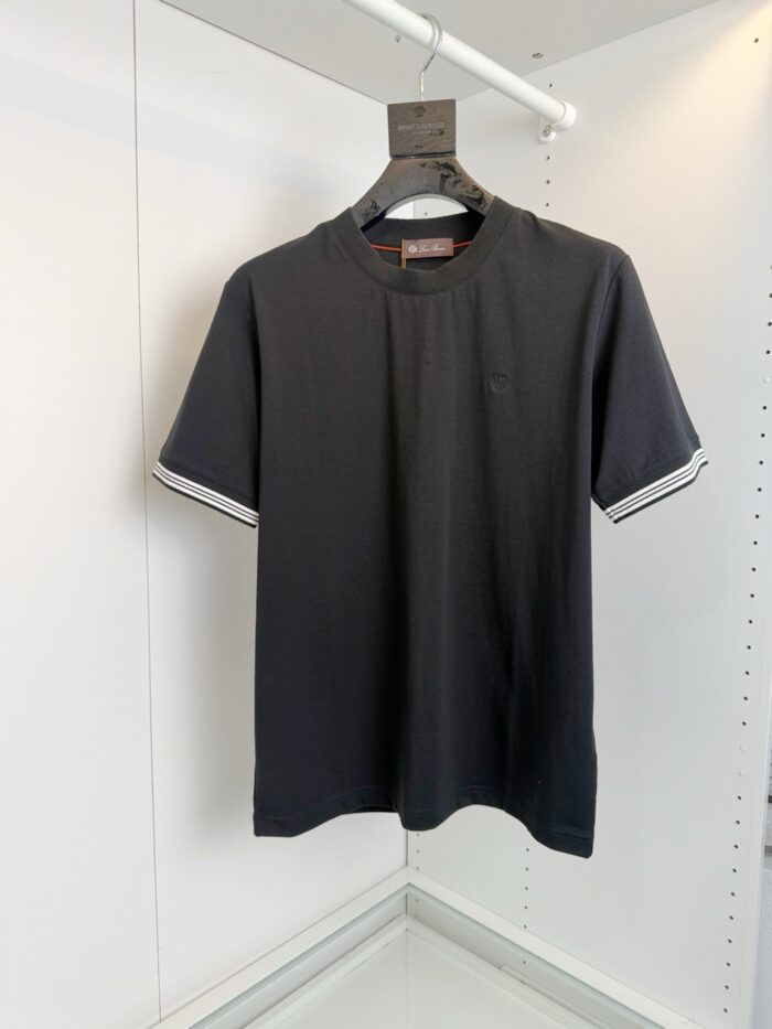T-shirt nera uomo con strisce bianche sportive, stile minimalista e vestibilità comoda.