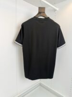 T-shirt nera moderna con strisce bianche, stile minimalista in esposizione elegante e versatile.
