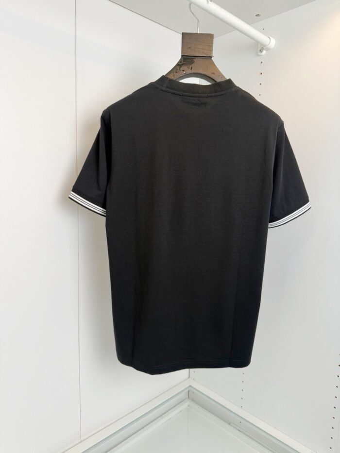 T-shirt nera moderna con strisce bianche, stile minimalista in esposizione elegante e versatile.