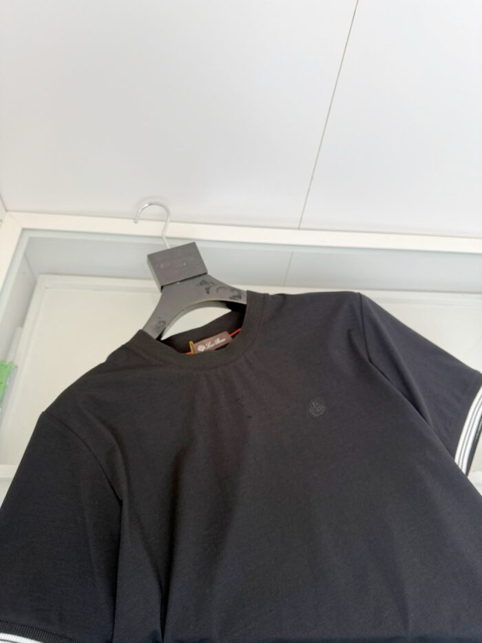 Maglietta nera semplice con logo minimalista, ideale per look casual e versatile.