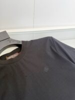 Maglietta nera semplice in cotone con logo discreto, stile minimalista e versatile.