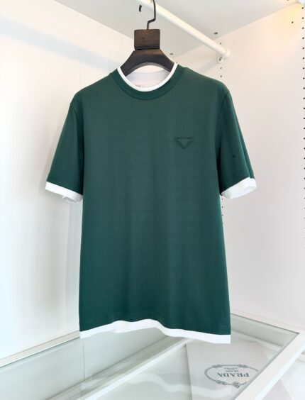 Maglietta verde con dettagli bianchi, logo discreto, stile casual e moderno per ogni occasione.