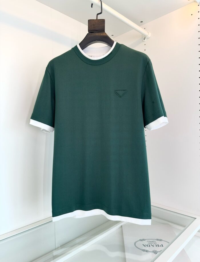 Maglietta verde con dettagli bianchi, logo discreto, stile casual e moderno per ogni occasione.
