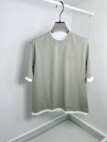 T-shirt verde oliva casual con dettagli bianchi, logo discreto e stile semplice e versatile.