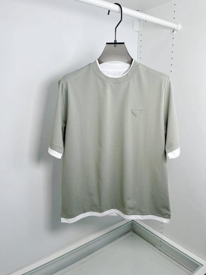 T-shirt verde oliva casual con dettagli bianchi, logo discreto e stile semplice e versatile.