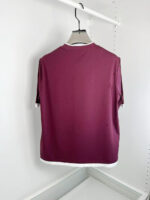 Camicia casual borgogna con colletto bianco, stile minimalista e versatile per ogni occasione.