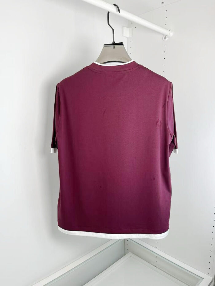 Camicia casual borgogna con colletto bianco, stile minimalista e versatile per ogni occasione.
