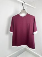 T-shirt burgundy casual con dettagli bianchi, tasca e collo rotondo, perfetta per un look versatile.
